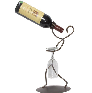 Support à vin pour bouteille avec figurines en bâtonnet tenant deux verres à l'envers, disponible à prix de gros. - Product Image 5