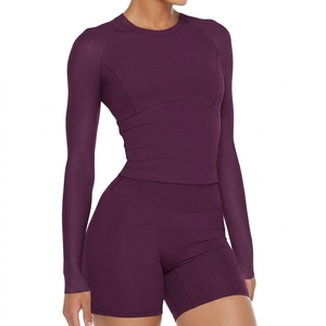 Conjunto de Yoga para Mujer, Sin Costuras, Cintura Alta, Levanta Glúteos, Transpirable, Elástico en Cuatro Direcciones, Top de Manga Corta y Pantalones con Logotipo Frontal - Product Image 1