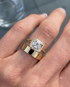 Bague de fiançailles pour femme en or jaune plaqué, sertie de diamants fantaisie taille Asscher, style tendance, idéale pour un cadeau d'anniversaire de mariage - Product Image 2