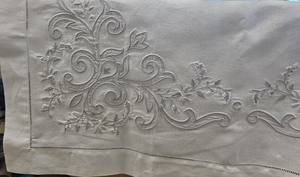 Taie d'oreiller de style européen brodée à la main conçue en 2024. Luxueux et extrêmement impressionnant, notre produit exclusif - Product Image 6