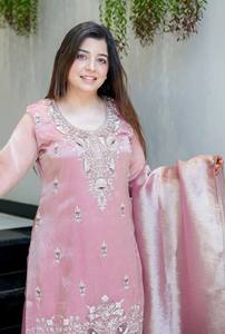 Ensemble salwar kameez en soie bicolore avec broderies miroir complexes, style traditionnel Diwali, avec dupatta, idéal pour les cérémonies de remise des diplômes. - Product Image 4