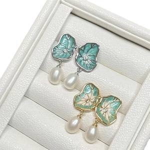 Boucles d'oreilles pendantes de haute qualité, peinture à l'huile, feuille de lotus, perle d'eau douce de 9-10 mm en forme de riz, effet goutte d'eau lisse - Product Image 5