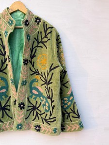 Chaqueta de terciopelo verde salvia con bordado indio de motivos de pavo real, estilo bohemio, corta, hecha a mano, para mujer, estilo Suzani, para invierno. - Product Image 5