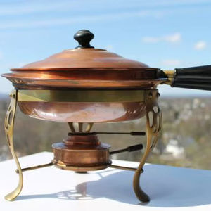 Calentador de buffet de lujo con cubierta de cobre y asas decorativas de latón y base resistente. - Product Image 1