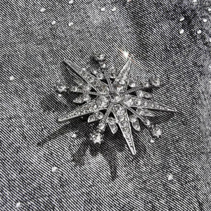 กางเกงยีนส์ขาสั้นผู้ชายแบบ Stonewashed ประดับด้วย Rhinestone และเลื่อม ทรงตรง เอวกลาง สไตล์ลำลอง - Product Image 3