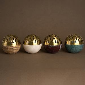 Brûleur d'encens de luxe en travertin beige naturel avec couvercle en laiton brossé découpé en forme d'hémisphère, porte-bakhoor - Product Image 4