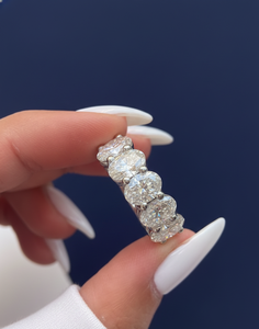 Anillo de Diamantes Cultivados en Laboratorio de 5.00CT, Corte Ovalado, VVS2 F, Certificado IGI, Oro Blanco, Anillo de Compromiso de Cinco Piedras, Venta al Por Mayor - Product Image 1