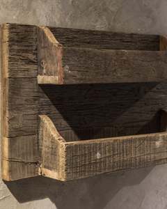 Étagère murale rustique en bois à double niveau, faite à la main, pour organiser les articles divers du salon - Product Image 3