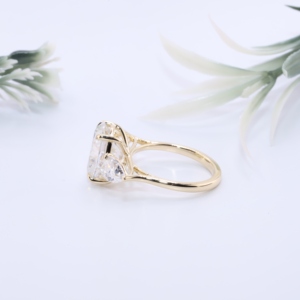 Elegante Anillo de Compromiso de Oro Amarillo con Diamante Ovalado Cultivado en Laboratorio, Tres Piedras, Piedras Laterales en Forma de Pera, Banda de Alto Brillo, Joyería Fina - Product Image 2