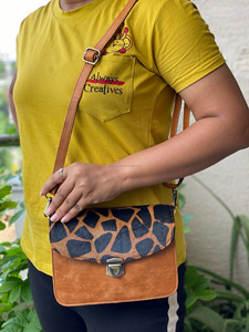 Sac en cuir coloré recyclé pour femme avec cheveux imprimé animal fait à la main Western Crossbody Purse Ethnic Shoulder Bag - Product Image 3