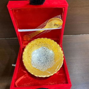 Bol en or traditionnel bohème avec cuillère, coffret cadeau pour Diwali - Product Image 1