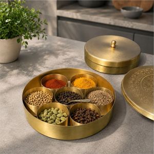 Boîte à épices ronde traditionnelle en métal en gros avec 7 récipients amovibles et couvercle, finition laiton, organisateur de cuisine, boîte à masala - Product Image 1