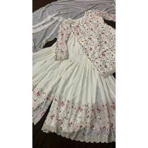 Pakaian Putih India & Pakistan Atasan-Bawahan dan Dupatta dengan Hiasan Benang Payet & Zari Ukuran <span class=keywords><strong>M</strong></span> - Product Image 5