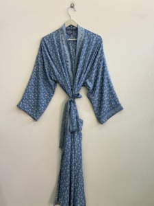 Robe en soie imprimée style bohème, idéale pour les vacances et comme tenue de plage - Product Image 4