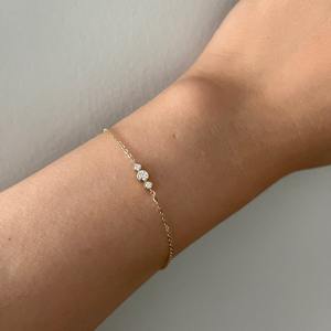 กำไลข้อมือทองคำแท้ประดับเพชรโมอิสซาไนต์และเพชรเลี้ยงในห้องปฏิบัติการแบบสามเม็ด ดีไซน์เรียบหรู ได้รับการรับรองจาก IGI ทอง 14K/18K ของขวัญสำหรับผู้หญิง - Product Image 5