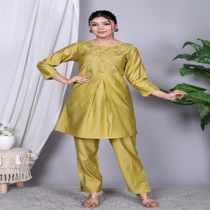 Ensemble Kurta et pantalon traditionnel en rayonne vert olive élégant NIYANI, broderie minimale, pour Diwali, tenue quotidienne sophistiquée, pour toutes les occasions - Product Image 1