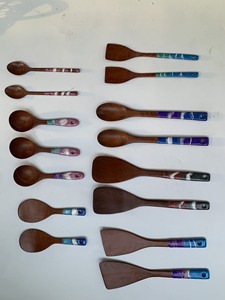Ensemble de cuillères et spatules en bois bohèmes avec manches colorés, finition mate, ustensiles de cuisine durables - Product Image 1