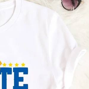 เสื้อยืดสีขาว ΣΓΡ VOTE สำหรับผู้หญิง ลายกราฟิกชมรมนักศึกษากรีก แขนสั้น คอกลม ลายข้อความเกี่ยวกับการลงคะแนนเสียง เสื้อผ้าลำลองสำหรับวิทยาเขต สามารถสั่งทำได้ - Product Image 6