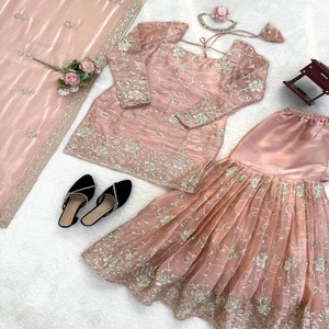 Conjunto Kurti Sharara de Seda VASTRA COTTAGE con Bordado de Lentejuelas y Hilo, con Dupatta, Completamente Cosido, Ropa Étnica Festiva para Fiestas - Product Image 5