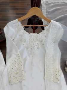 เสื้อท่อนบนสำเร็จรูปผ้าเครปธรรมชาติปักลายด้วยด้ายและลูกปัด พร้อมกางเกงฟาร์ชีเย็บสำเร็จ และผ้าคลุมไหล่ผ้าไหมออร์แกนซ่าปักลาย - Product Image 2