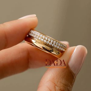 Bague large tendance en diamant de laboratoire pour femme, bijoux de créateur contemporains pour le quotidien - Product Image 1