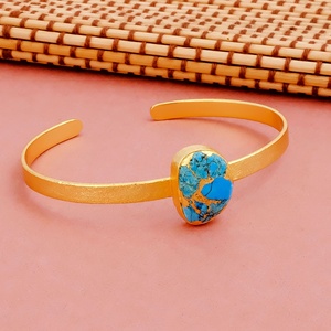 Bracelet jonc tendance ajustable fait main en or plaqué avec un motif géométrique turquoise bleu Mohave, bijoux fantaisie - Product Image 5