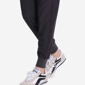 Conjunto de Uniformes Quirúrgicos Modernos de Calidad Premium para Hospital, Unisex, para Médico y Enfermera, con Pantalones Jogger y Blusa, con Detección de Agujas Tejidas Personalizada - Product Image 4