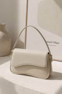 Bolso de Hombro de Media Luna de Cuero Genuino Crema para Mujer, Bolso de Mano Minimalista con Solapa y Asa Superior - Product Image 1