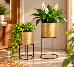Ensemble de 2 jardinières en métal texturé doré avec supports ronds noirs, pots à fleurs cylindriques décoratifs avec motif en chevrons - Product Image 2