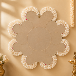Décoration murale artisanale Rangoli florale rose et jaune, pompons, perles et mandala doré pour la décoration festive de la maison à l'occasion du Diwali et des Puja - Product Image 4