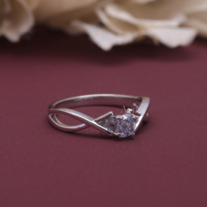 Bague de fiançailles en diamant bleu radiant cultivé en laboratoire certifié IGI, en argent sterling 925 massif, avec un design solitaire infini torsadé - Product Image 2