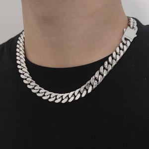 Collar de Cadena Cubana Moderno de Alta Demanda, Joyería Elegante y a la Moda para Hombres y Mujeres, Disponible para la Venta - Product Image 2