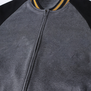 เสื้อแจ็คเก็ตอัลฟ่า ดาร์กเกรย์ วาร์ซิตี้ ฟลีซ |   เสื้อแจ็คเก็ตบอมเบอร์พรีเมียมสำหรับสมาคมนักศึกษา |   เสื้อแจ็คเก็ตสไตล์กรีกแนวสตรีทแวร์สำหรับวิทยาลัย - Product Image 3