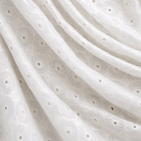Tissu en mousseline de coton premium brodé à la dentelle florale ajourée pour robes, kurtis, dupattas et confection de vêtements de mariage pour femmes - Exportation