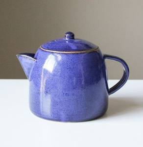 Théière bleue brillante avec bec verseur de précision, poignée confortable, corps isotherme, idéale pour l'heure du thé - Product Image 1