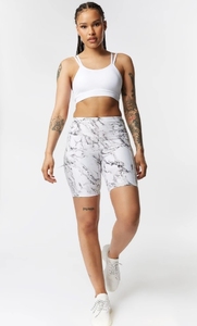 Ensemble de vêtements de sport pour femmes, blanc, imprimé, 2 pièces, haut court, short au-dessus du genou, sportif, gym, yoga, respirant, tricoté, spandex, polyester - Product Image 1