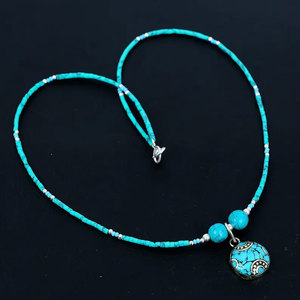 สร้อยคอลูกปัดสีเทอร์ควอยส์ทำด้วยมือจี้กลมจี้เงินสำเนียง Boho ของขวัญเครื่องประดับที่เรียบง่าย - Product Image 1