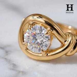 Pendientes de Plata de Ley 925 Personalizados con Diseño de Pera Retorcida, Elegantes Aros Huggie Chapados en Oro con Diamante de Laboratorio Solitario, Venta al por Mayor - Product Image 3