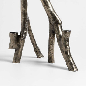 Porte-bougie rustique en métal bronze à trois bras coniques, idéal pour la décoration intérieure naturelle et l'éclairage de table - Product Image 4