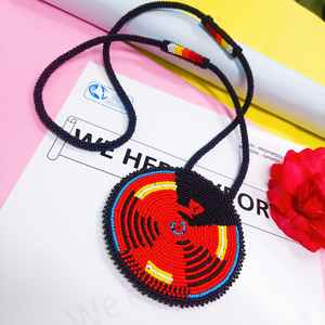 Collier pendentif abstrait fait main avec perles rouges, noires, jaunes et bleues et cordon long pour un style artistique traditionnel et culturel - Product Image 4