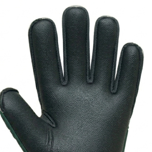 Les gants de gardien de but durables offrent un matériau texturé sur la paume et une construction de poignet offrant un soutien pour une manipulation fiable du ballon. - Product Image 3