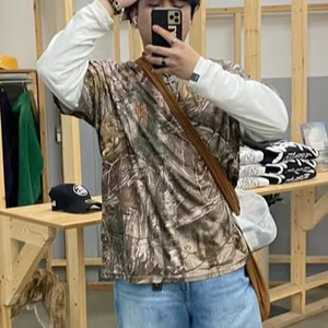 Camiseta de Camuflaje Personalizada para Hombre, Estilo Urbano en Capas, Camiseta Interior de Manga Larga, Camisa de Camuflaje Holgada Informal, Atuendo de Moda - Product Image 1