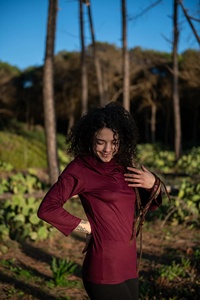 Top con capucha de manga larga para mujer, estilo bohemio ligero, perfecto para usar en capas y para festivales - Product Image 3