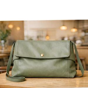 Bolso cruzado de piel sintética para mujer con solapa y cierre rectangular dorado - Product Image 6