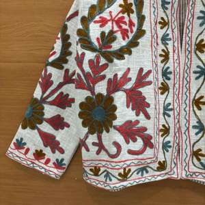 Chaqueta Suzani de Algodón con Bordado Floral a Mano, Cuello Alto, Cierre de Cremallera, Manga Larga, Ropa Exterior de Otoño para Mujer - Product Image 5