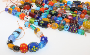 Cuentas de vidrio de colores mezclados, cuentas de varios estilos para la fabricación de joyería DIY, decoración y manualidades. - Product Image 3