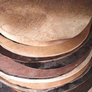 Piel de cabra redonda y peluda, probablemente destinada como reemplazo de la cabeza de tambor para un djembé u otro tambor africano. Pieles negras. - Product Image 3