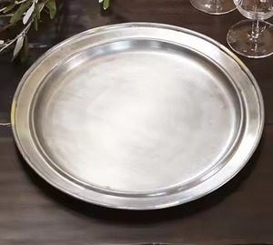 Assiette de présentation en fer de qualité supérieure avec finition artisanale pour une mise en scène de table élégante - Product Image 3