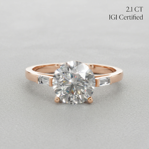 Anillo de Compromiso con Tres Diamantes Cultivados en Laboratorio, Corte Redondo y Baguette, Certificado por IGI, Oro Sólido de 9k, Joyería Fina, Proveedor Mayorista - Product Image 1