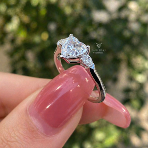 Anillo de compromiso con diamante solitario en forma de corazón cultivado en laboratorio, certificado por IGI, con diamantes laterales en forma de pera, plata 925, oro de 14K/18K - Product Image 3
